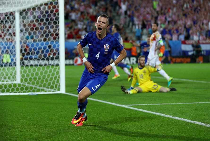 Ivan Perisic ăn mừng bàn ấn định chiến thắng 2-1 cho Croatia.