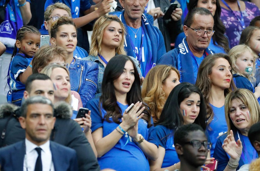 Sidonie Biemont ôm bụng bầu tới sân cổ vũ chồng ở EURO 2016