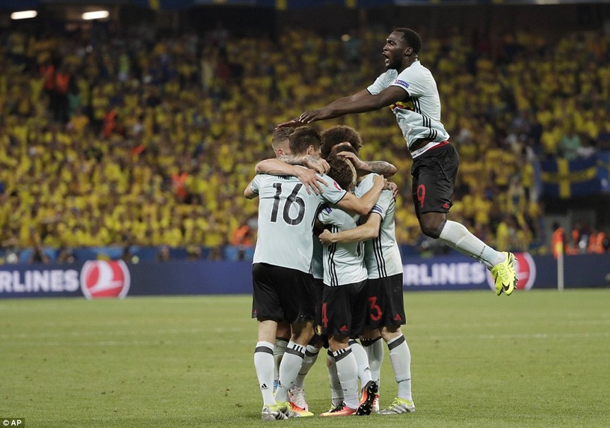 Các cầu thủ Bỉ ăn mừng bàn thắng duy nhất của trận đấu.