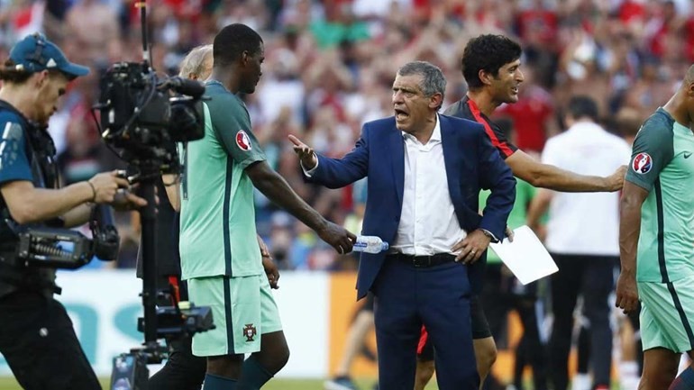 HLV Fernando Santos không hài lòng khi Hungary liên tục câu giờ ở những phút cuối.