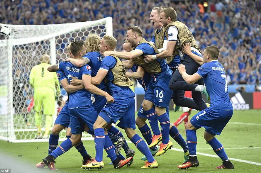 Niềm vui của các cầu thủ Iceland.