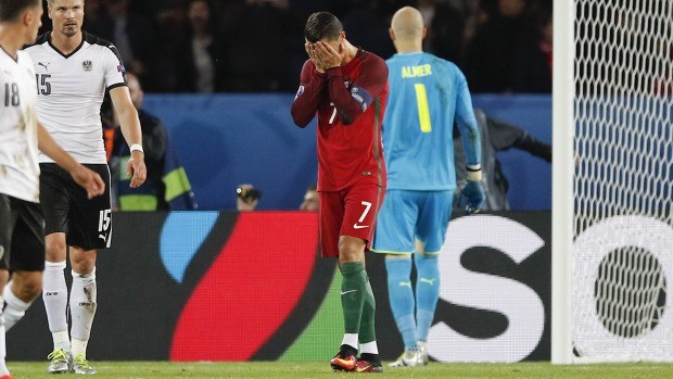 Ronaldo thất vọng vì sút hỏng penalty.