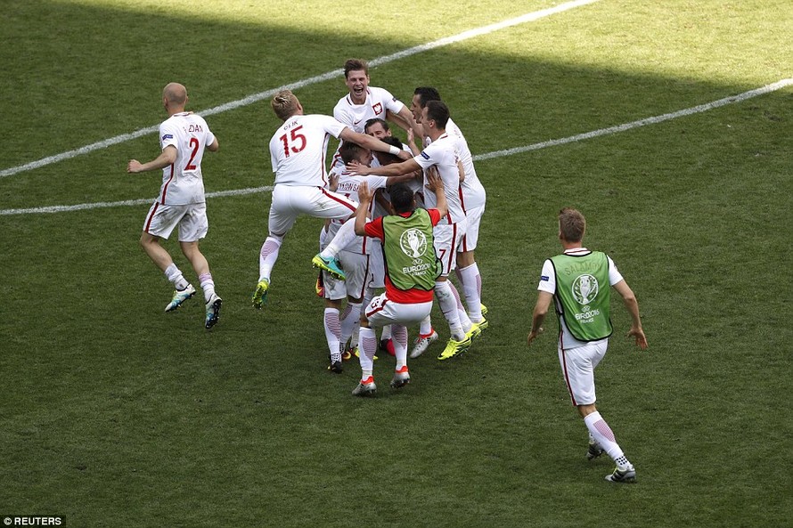 Niềm vui giành vé đi tiếp của các cầu thủ Ba Lan.