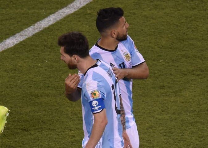 Aguero sẽ theo chân Messi chia tay đội tuyển.