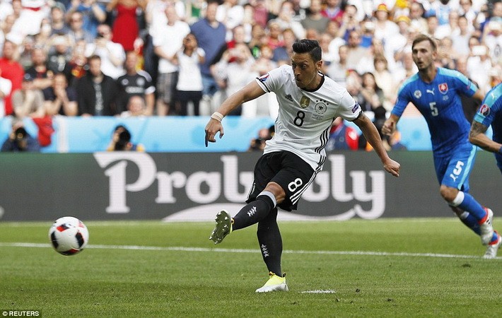 Oezil sút hỏng penalty trong màu áo tuyển Đức.