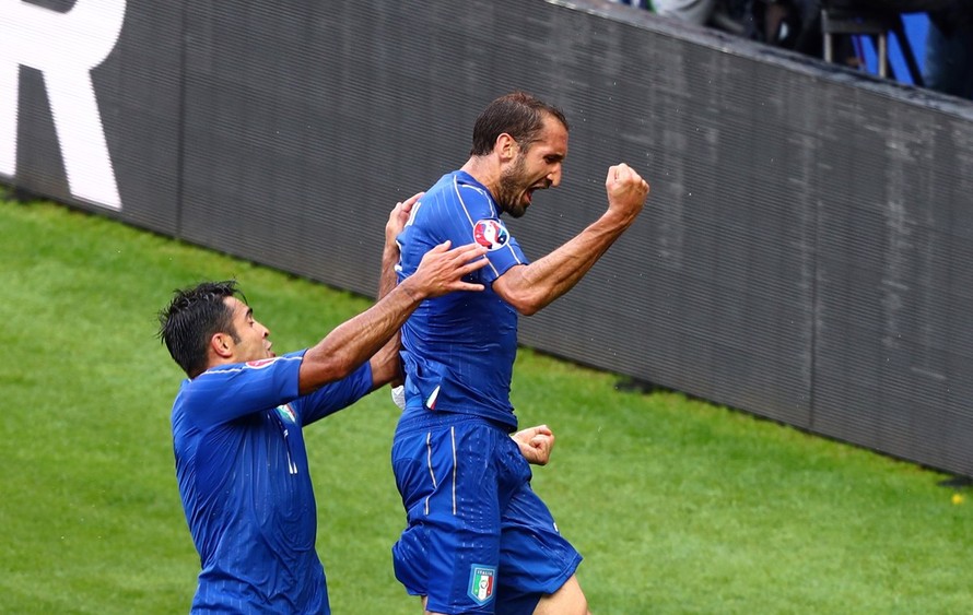 Cầu thủ Italia ăn mừng bàn mở tỷ số.