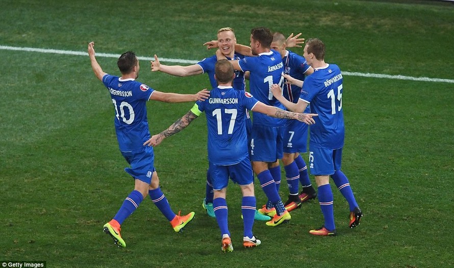 Niềm vui của các cầu thủ Iceland.