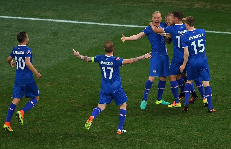 Iceland loại người Anh để lấy tấm vé vào tứ kết.