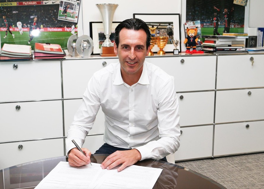 HLV Emery trong ngày ký hợp đồng với Blanc.