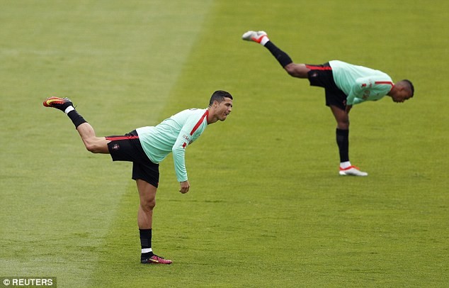 Ronaldo trong buổi tập của Bồ Đào Nha.