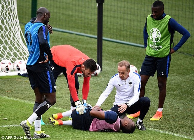 Patrice Evra bất ngờ dính chấn thương.