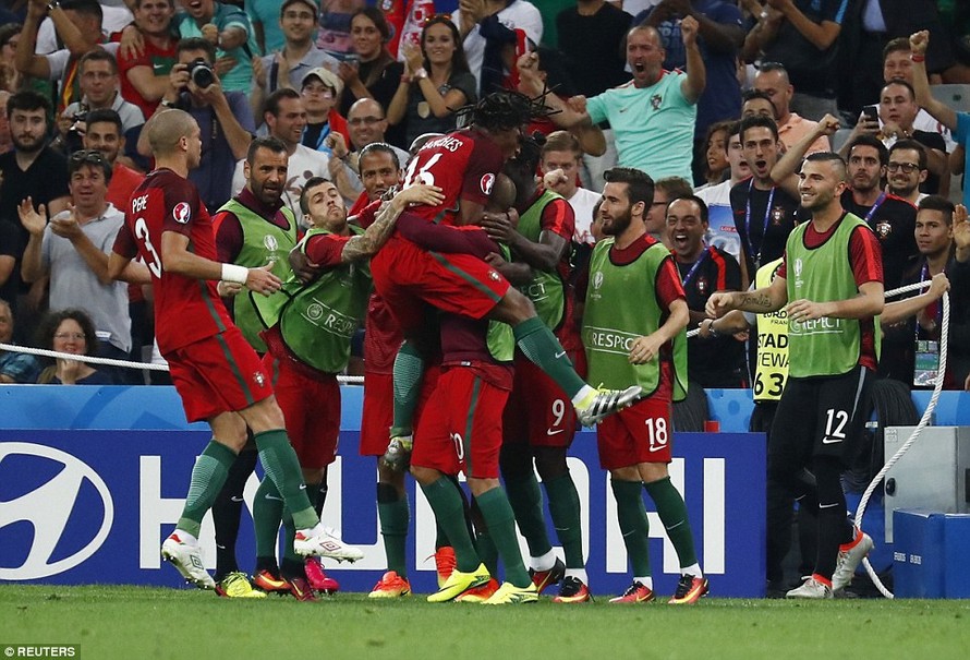 Niềm vui của các cầu thủ Bồ Đào Nha sau khi vượt qua Ba Lan để giành vé vào bán kết.