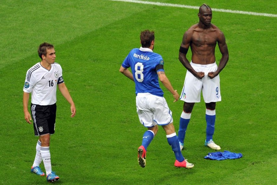 Balotelli từng gieo nỗi kinh hoàng cho người Đức.