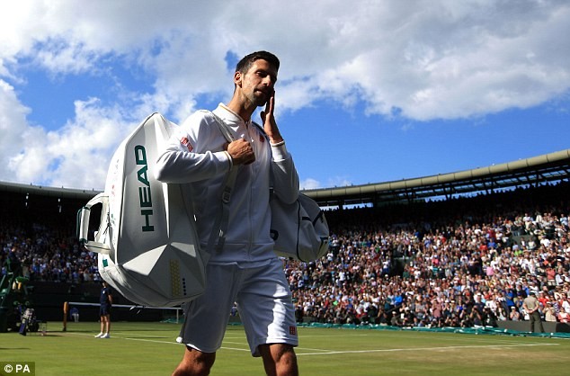 Djokovic thất vọng vì để thua Sam Querrey.