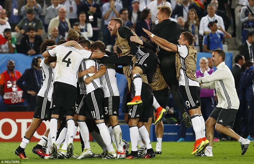 Các cầu thủ Đức ăn mừng sau chiến thắng nghẹt thở trước Italia.