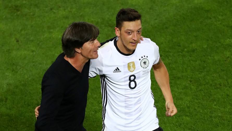 HLV Joachim Loew chia vui cùng Mesut Ozil.