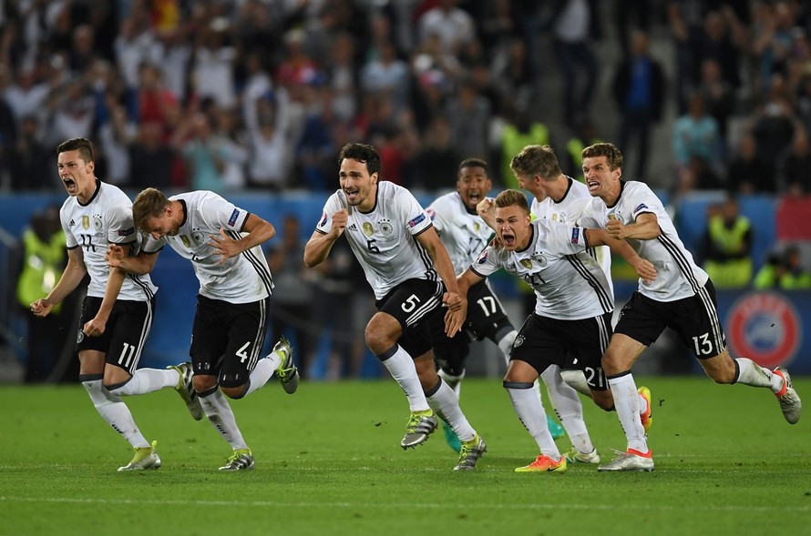 Niềm vui của các cầu thủ Đức sau khi đánh bại Italia ở loạt "đấu súng" cân não.