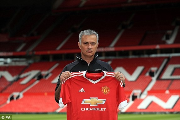 Mourinho chụp ảnh với áo đấu của M.U. 