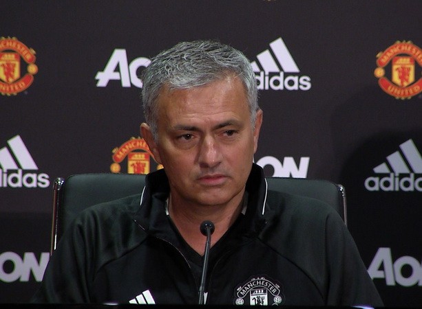Jose Mourinho tại buổi họp báo.