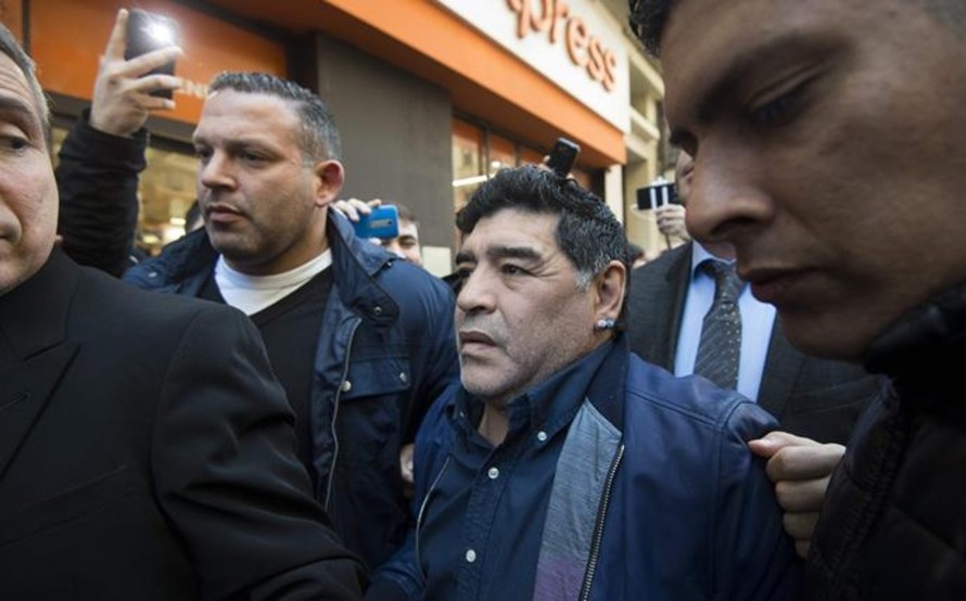 Maradona tức giận rời khỏi trụ sở của AFA.