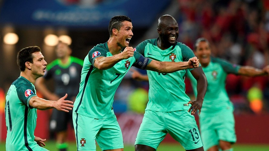 Ronaldo và Nani đưa Bồ Đào Nha vào chung kết
