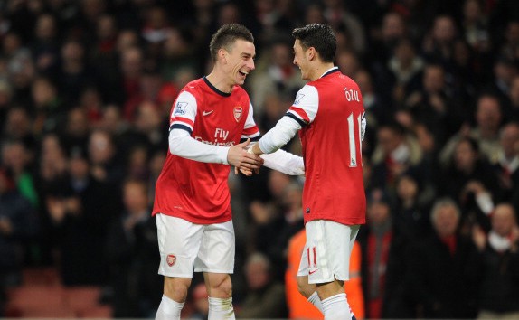 Ozil và Koscielny là những đồng đội thân thiết ở Arsenal.