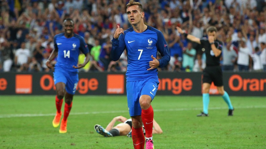 Griezmann ăn mừng bàn thắng thứ 2 cho Pháp.