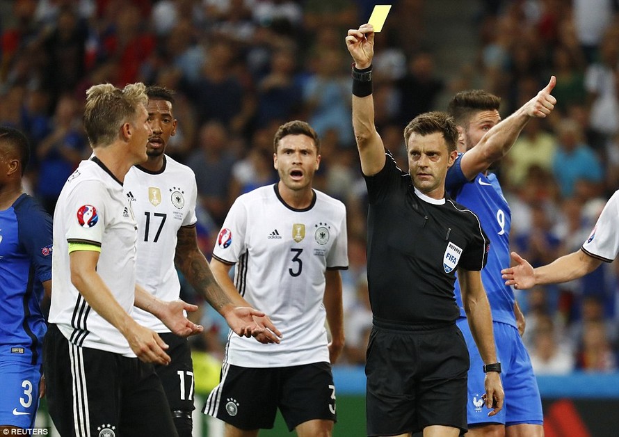 Schweinsteiger thất vọng vì bị thổi penalty trận gặp Pháp.