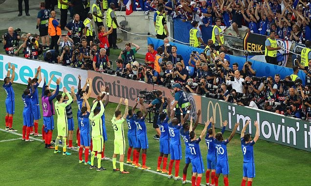 Cầu thủ Pháp sao chép cách ăn mừng của Iceland.