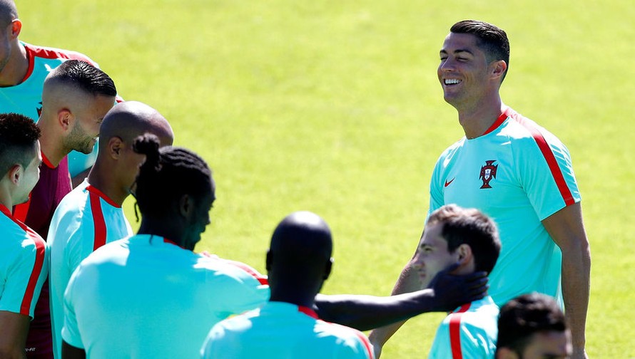 Ronaldo có nghĩa cử cao đẹp trước trận chung kết EURO 2016.