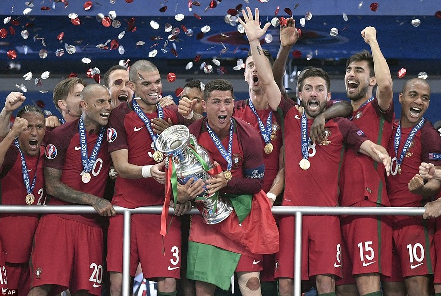 Các cầu thủ Bồ Đào Nha lần đầu tiên được nếm trải cảm giác hạnh phúc với ngôi vô địch EURO.