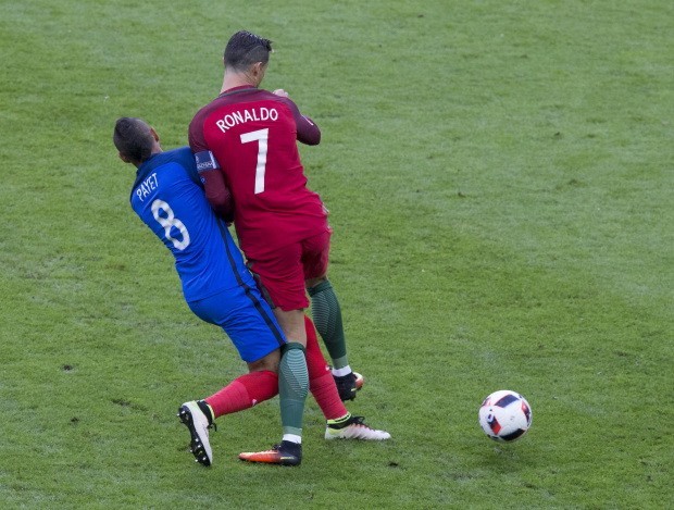 Tình huống Payet khiến Ronaldo chấn thương.