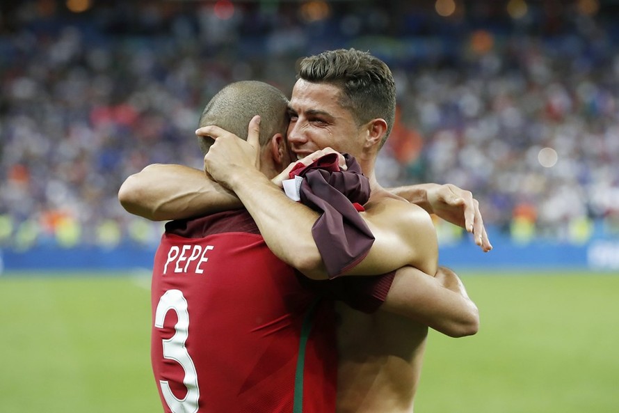 Pepe chia vui cùng Ronaldo.