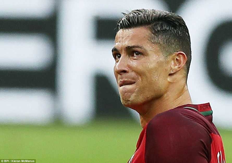 Chị gái Ronaldo 'đau xuyên tim' khi em trai khóc