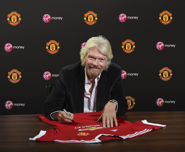 Richard Branson ký vào chiếc áo đấu của M.U.