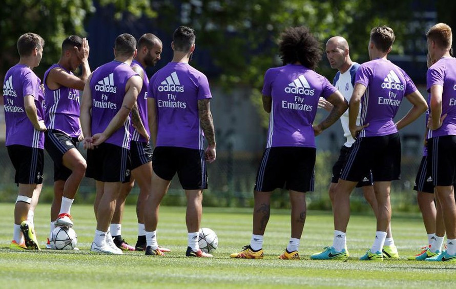 HLV Zinedine Zidane chỉ đạo các học trò tập luyện.