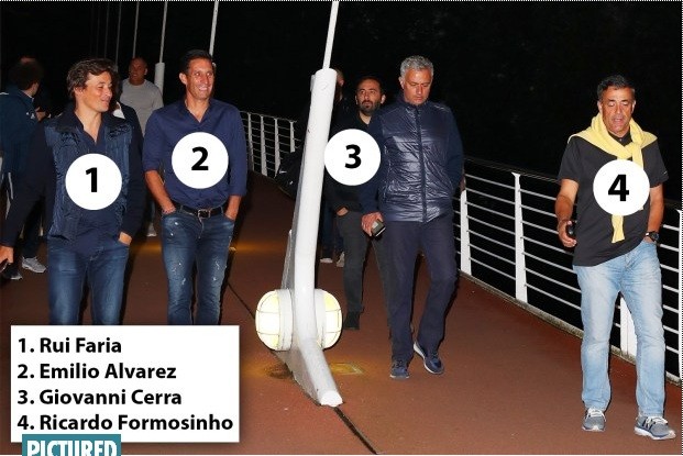HLV Jose Mourinho và những trợ thủ đắc lực của mình.