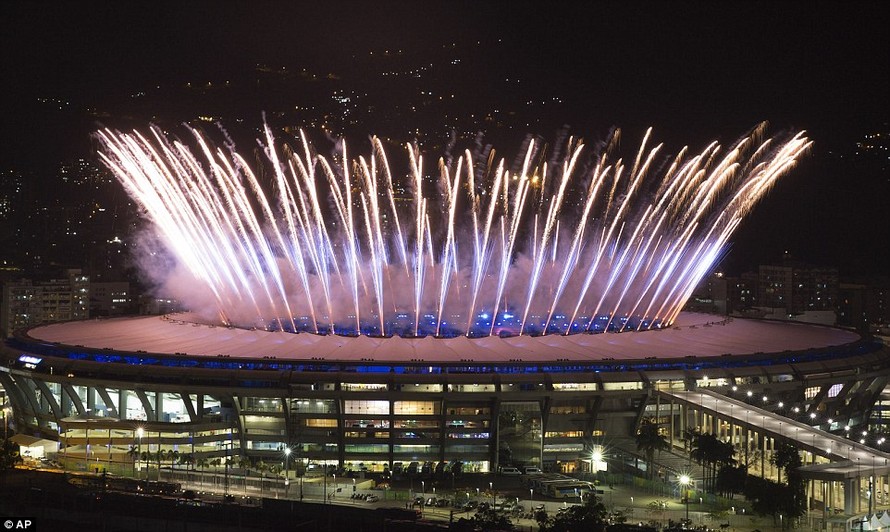Pháo hoa rực sáng sân Maracana trong đêm khai mạc Olympic 2016.