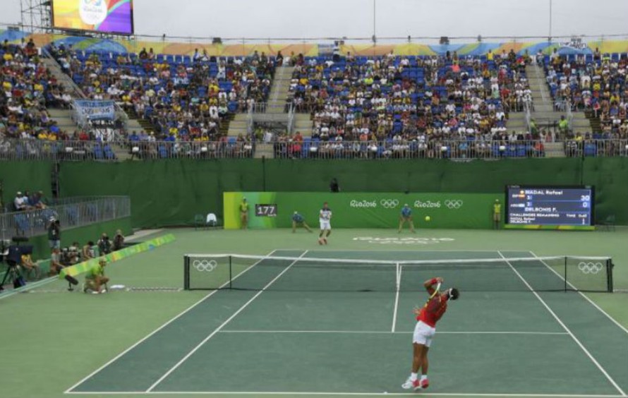 Thiết kế sân quần vợt tại Olympic Rio khiến các tay vợt khó nhận biết trái bóng.