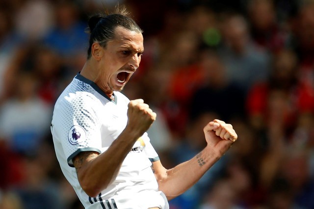 Zlatan Ibrahimovic ăn mừng bàn thắng vào lưới Bournemouth.