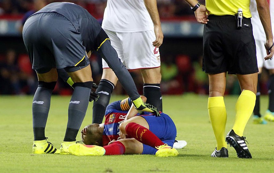 Andres Iniesta dính chấn thương trong trận đấu với Sevilla.