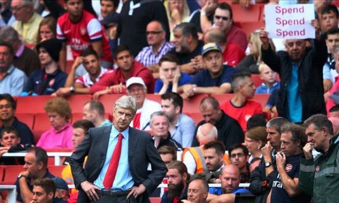 HLV Wenger chịu sức ép phải mua sắm mạnh tay cho Arsenal.
