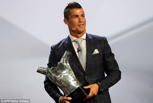 Ronaldo xuất sắc giành giải thưởng Cầu thủ xuất sắc nhất châu Âu 2015-2016.