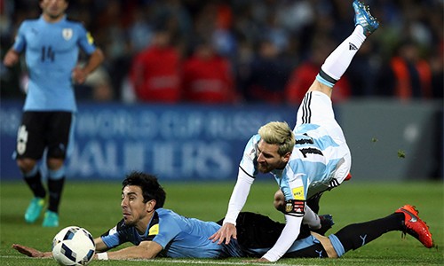 Messi dính chấn thương trong trận đấu giữa Argentina và Uruguay.