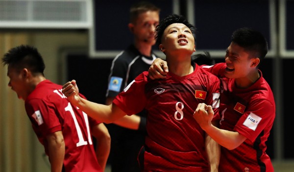 Cầu thủ 20 tuổi Ngô Minh Trí là ngôi sao sáng chói, góp một cú hattrick, giúp Việt Nam có chiến thắng đầu tiên trong lịch sử dự Futsal World Cup. Ảnh: FIFA.
