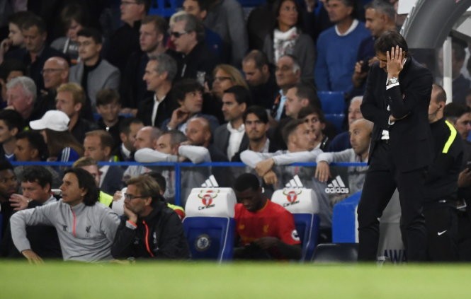 HLV Conte thất vọng khi Chelsea để thua Liverpool 1-2.