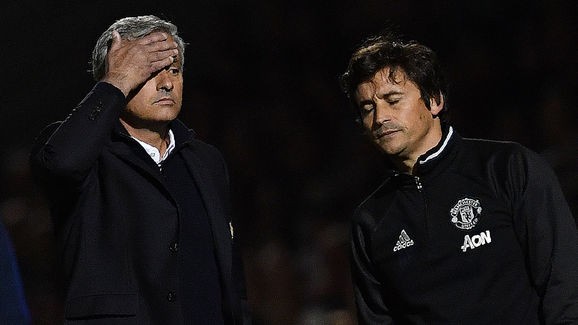 HLV Jose Mourinho làm việc cật lực cùng các đồng nghiệp.
