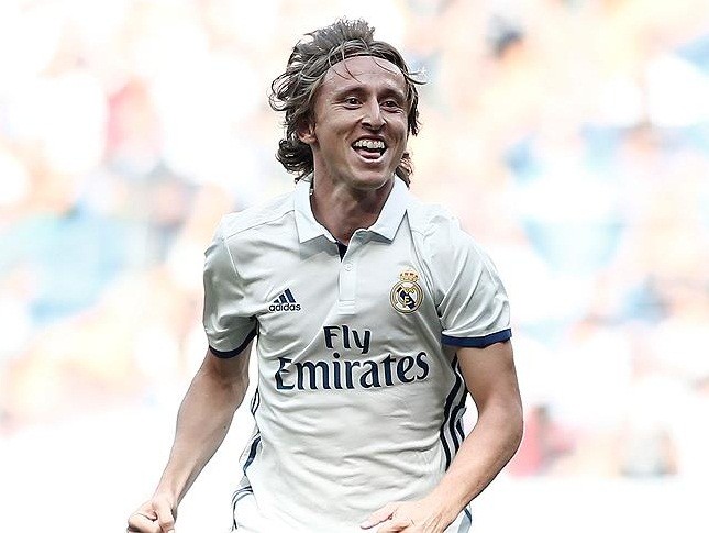 Real Madrid nhận tin “sét đánh” về Modric.