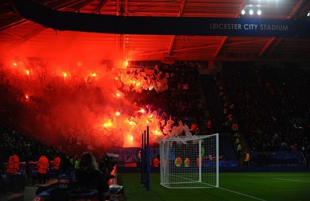 Leicester City đối mặt án phạt vì để CĐV đốt pháo sáng trên khán đài.