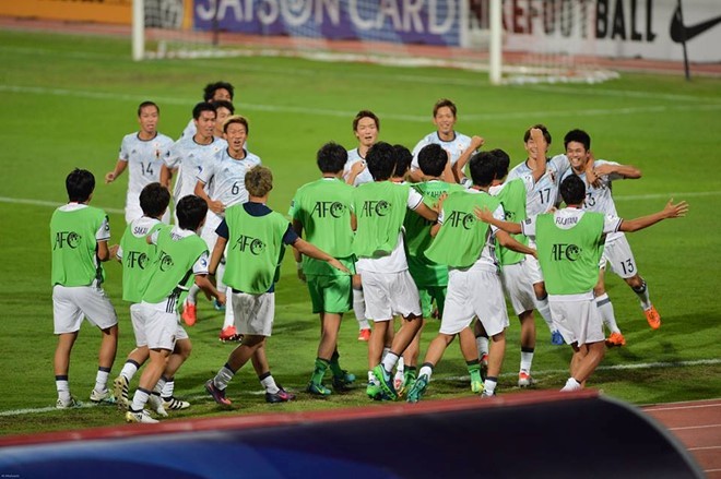 Các cầu thủ Nhật Bản ăn mừng bàn thắng.